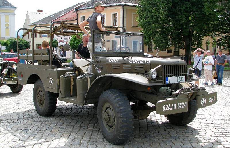 Sraz historických vojenských vozidel na náměstí v Zábřehu