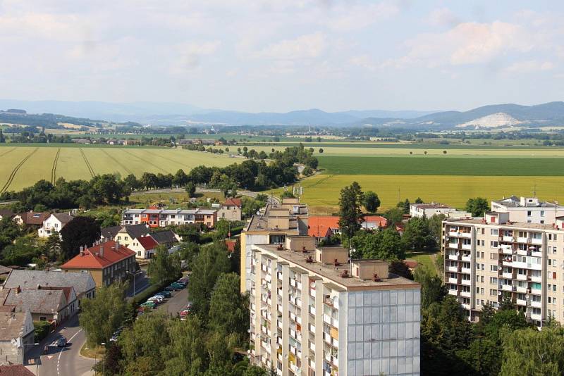 Z vyhlídky nad hodinovým strojem v městské věži u kostela svatého Tomáše z Canterbury v Mohelnici je krásný pohled nejen na celé město a okolí, ale také na hrady Bouzov a Mírov.