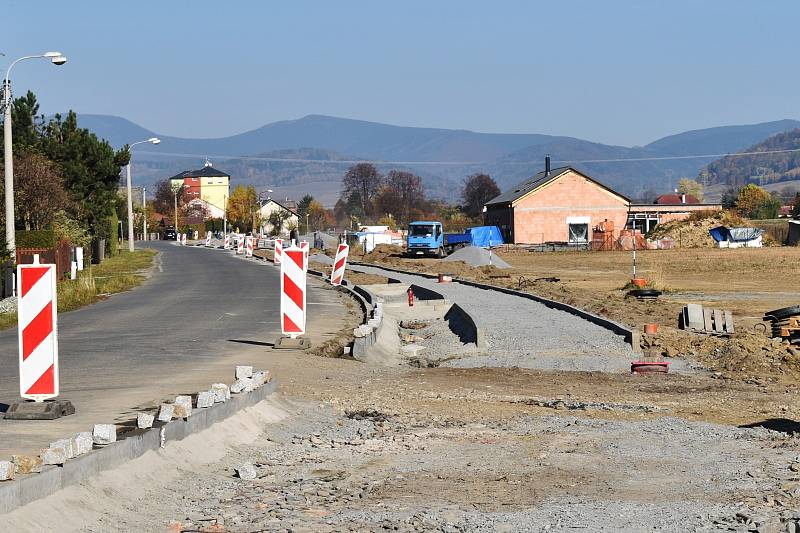 Vikýřovice - chodník do Petrova.