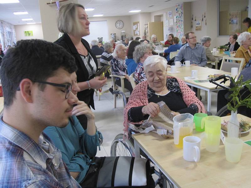 Splněním vánočních přání udělala Ježíškova vnoučata  v neděli 15. prosince radost klinetům Alzheimercentra v Zábřeze.