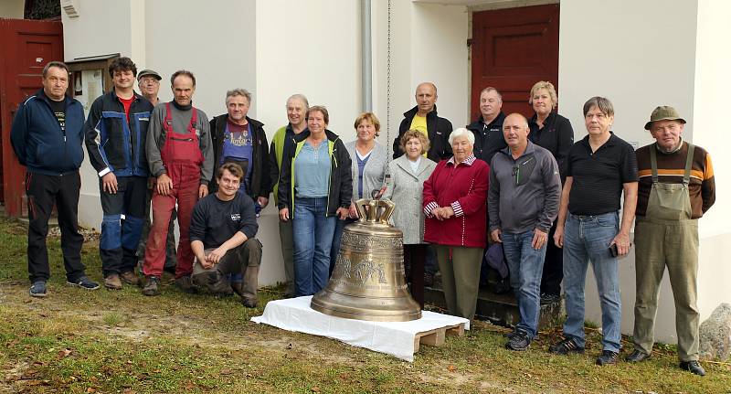 Vyzdvihování zvonu svatý Václav do věže kostelíku v Herolticích.