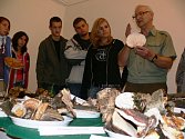 Mykolog Jiří Lazebníček podává návštěvníkům k vystaveným houbám odborný výklad. 