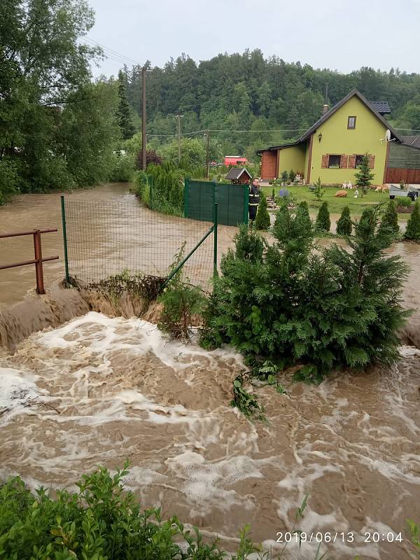 Následky průtrže mračen ve čtvrtek 13. června v Hrabišíně.