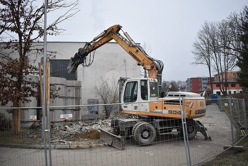 Demolice komínu u kotelny na Nábřežní ulici v Jeseníku.