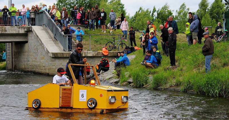 Po řece Desné v Sudkově plula v sobotu 17. června netradiční plavidla. Na start se postavilo devatenáct odvážných posádek, na které čekala asi kilometr dlouhá jízda.