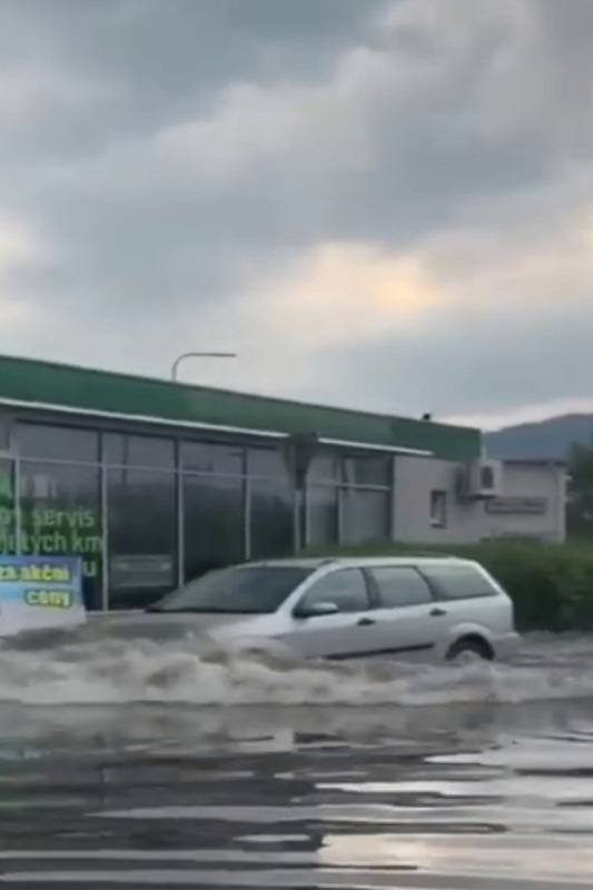 Následky průtrže mračen ve čtvrtek 13. června v Šumperku u hypermarketu Albert.