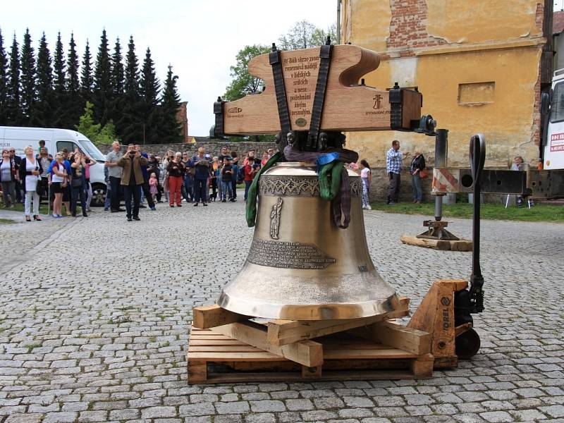 Zdvihání a instalace nového zvonu do věže kostela ve Vidnavě a snášení jeho starého předchůdce.