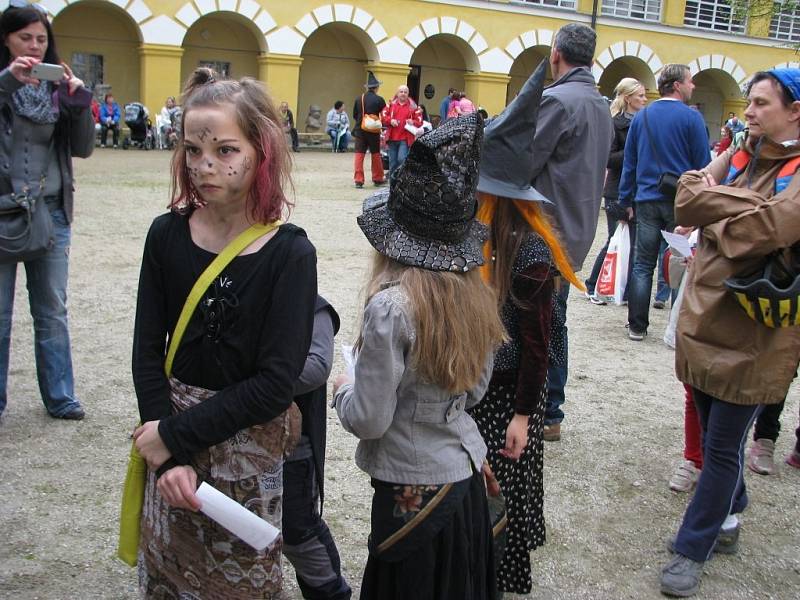 Nádvoří zámku ve Velkých Lopsinách ožilo, sraz čarodějnic přilálak řadu návštěvníků.