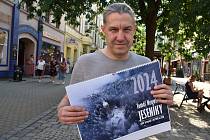 Tomáš Neuwirth s kalendářem na rok 2024.