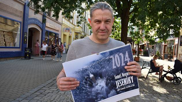 Tomáš Neuwirth s kalendářem na rok 2024.