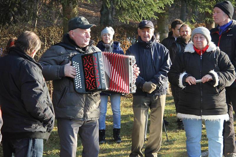 Silvestrovská otužilecká akce na koupališti v Bludově