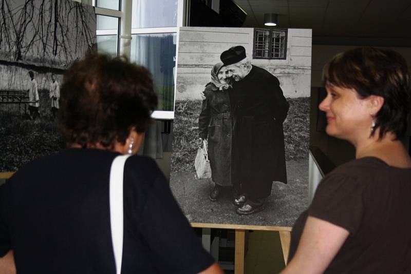 Vernisáž výstavy Jindřicha Štreita se uskutečnáila v kulturním centrui v Rapotíně 4. srpna. Cyklus fotografií se jemnuje Brána naděje. Jde o třicet černobílých velkoformátových fotografií, které mapují cestu životem – od kolébky až po smrt. 