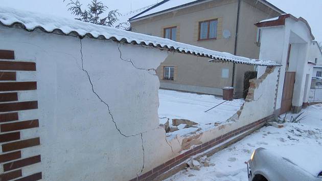 Řidička Škody Octavie bourala v úterý 31. ledna v Sudkově. Po smyku se zastavila až o zeď u domu, do níž udělalo auto velkou díru.