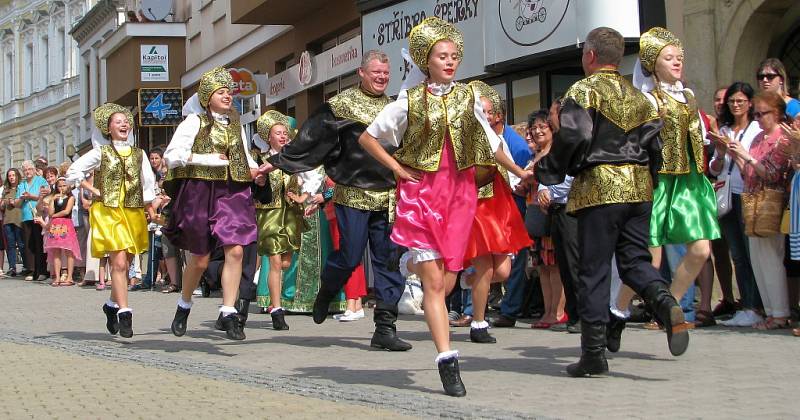 Mezinárodní folklorní festival v Šumperku vyvrcholil v sobotu 20. srpna dopoledne přehlídkou Roztančená ulice.