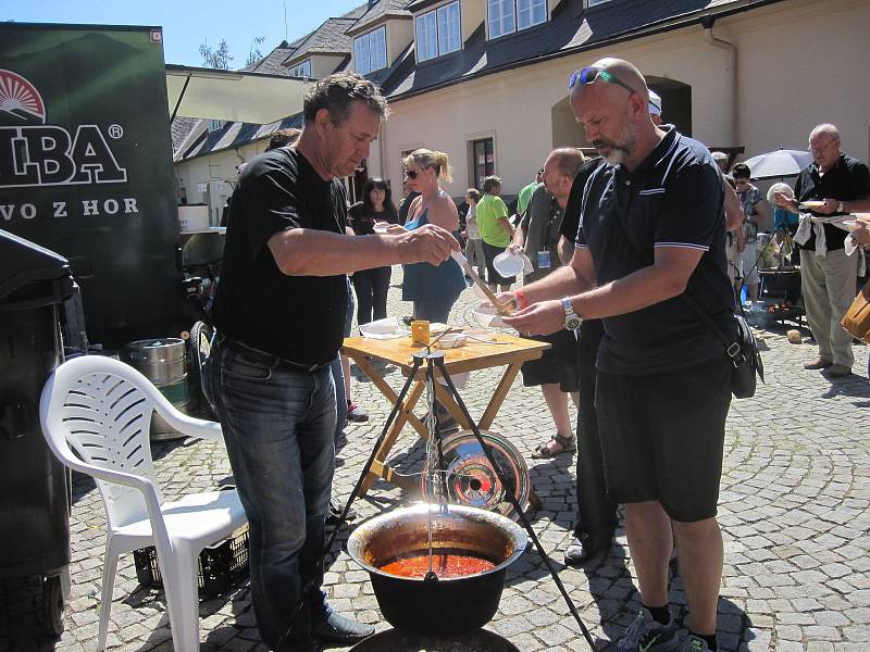 Hudebníci si v Šumperku rozdali souboj s veřejností. U roztančených kotlíků si v rámci Mezinárodního folklorního festivalu poměřili síly  ve vaření guláše.