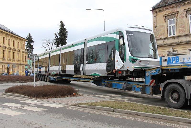 Přeprava tramvaje vyrobené v místním podniku Pars Nova ulicemi Šumperku.