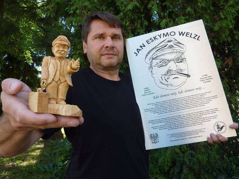 Filmař Martin Strouhal s figurkou Jana Eskymo Welzla a pamětní deskou, kterou poveze jeho expedice na Novosibiřské ostrovy.