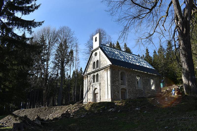 Kostel svaté Anny nad Horním Údolím na Zlatohorsku.