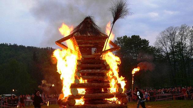 Z čarodějnické akce ve Velkých Losinách – 30. dubna 2011