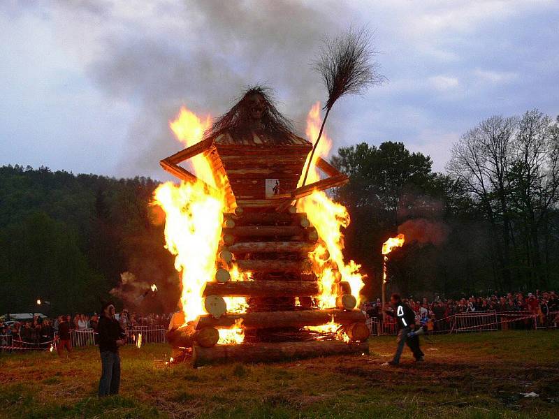 Z čarodějnické akce ve Velkých Losinách – 30. dubna 2011