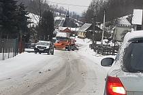 Kamion v pondělí 8. února ráno nevyjel stoupání v Bratrušově.