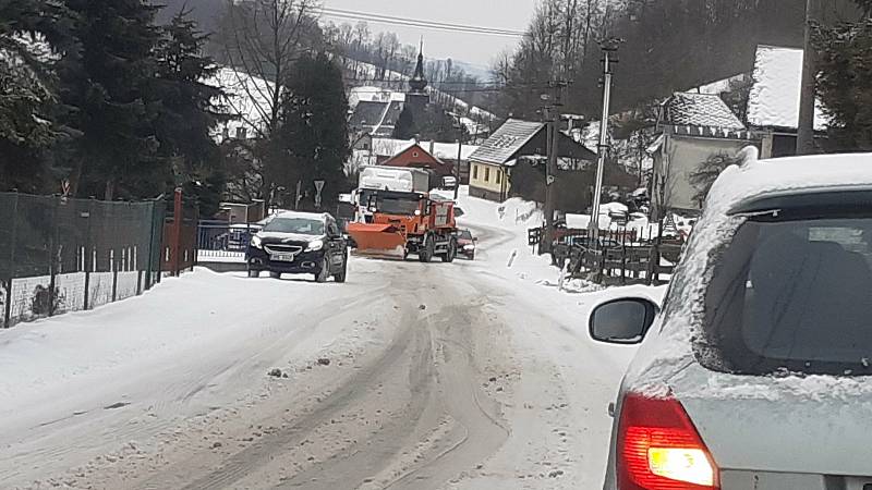 Kamion v pondělí 8. února ráno nevyjel stoupání v Bratrušově.