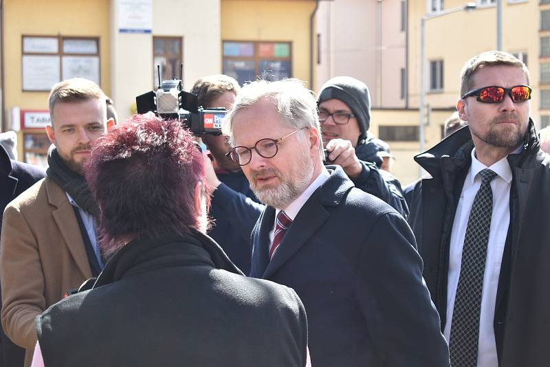 Premiér Petr Fiala v Jeseníku. Příjezd do města, návštěva u starostky, návštěva květinářství, přechod na zasedání vlády.