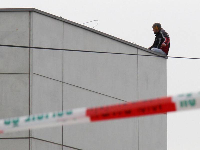Centrum Zábřehu uzavřeli, muž na střeše začal na ulici házet kameny 