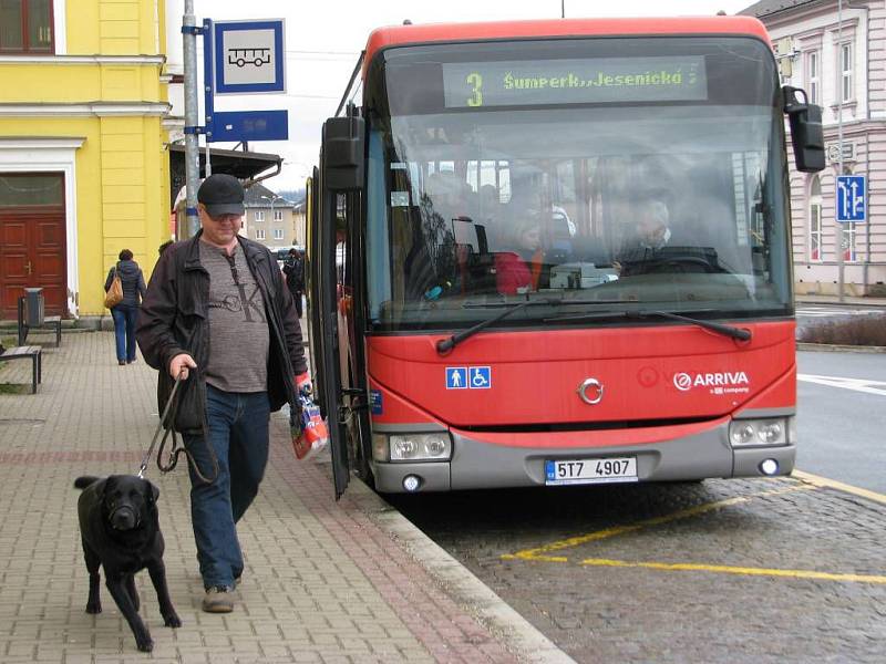 Stanice MHD u vlakového nádraží v Šumperku.