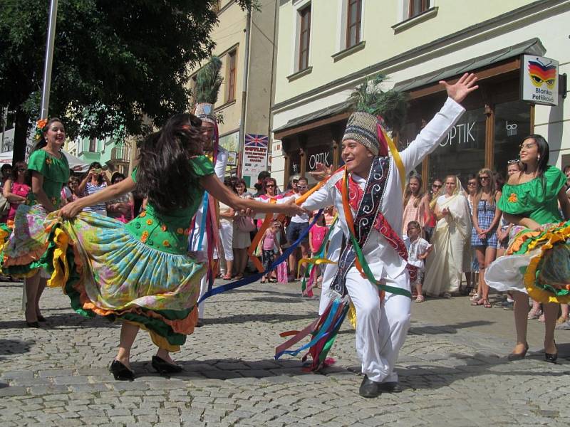 Roztančená ulice – jeden z programů XXII. Mezinárodního folklórního festivalu v Šumperku.