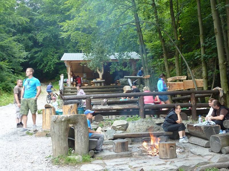 Samoobslužný lesní bar na stezce nad Horní Lipovou v Rychlebech.