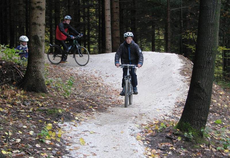 Lipovské stezky nabízejí bikerům celkem osm kilometrů tras od málo náročných modrých vhodných i pro rodiny s dětmi až po těžké černé určené zkušeným jezdcům.