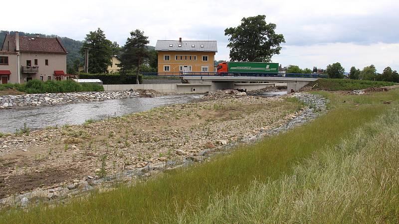 Stavba protipovodňových opatření na řece Desné - lokalita u mostu na silnici I/11 z Rapotína do Petrova.