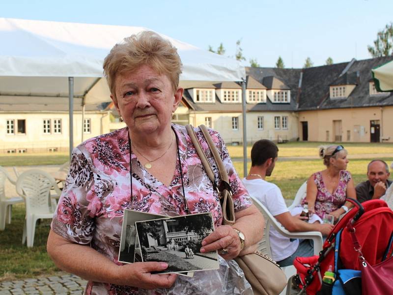 Paní Ludmila pracovala v bývalém plicním sanatoriu jako zdravotní sestra přes patnáct let. Na vernisáž s sebou přinesla historické snímky ze svého alba.