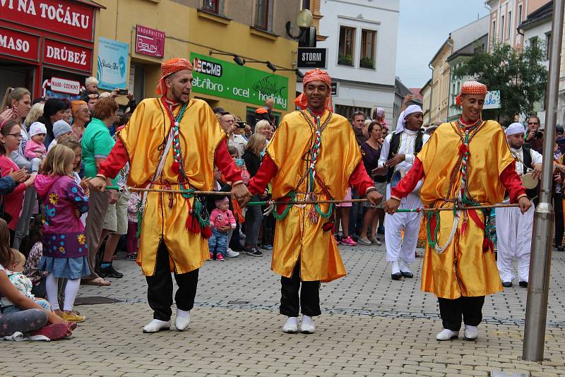 Divácky nejoblíbenější je roztančená ulice. Všechny zúčastněné soubory projdou v průvodu Šumperkem, na několika místech se zastaví a zatančí či zazpívají. Obrovský úspěch sklízeli i tenečníci z Alžíru