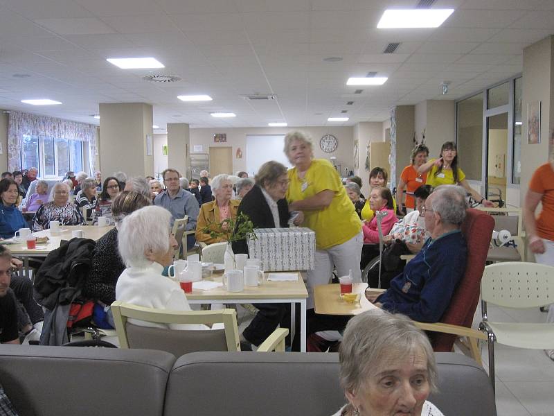 Splněním vánočních přání udělala Ježíškova vnoučata  v neděli 15. prosince radost klinetům Alzheimercentra v Zábřeze.