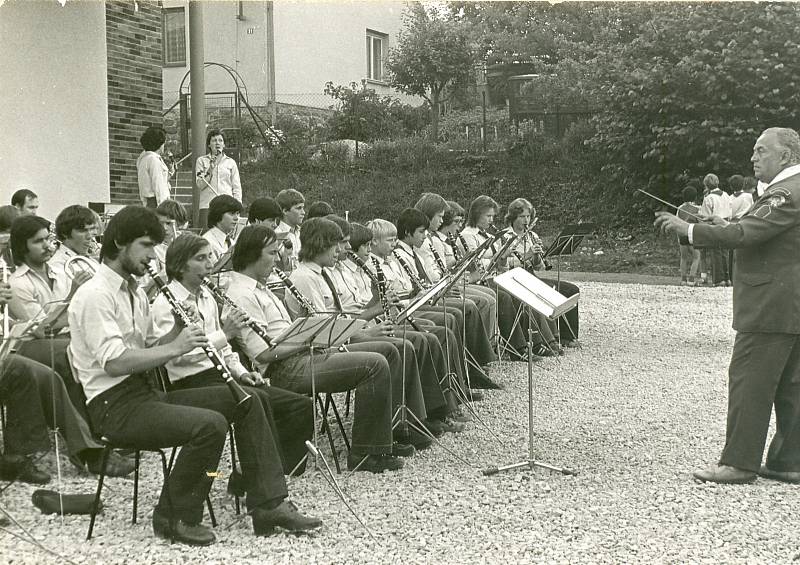 MUZIKANTI. Koncert dechového souboru Mládí, působícího při závodním výboru ROH železáren a drátoven v Kamenné při slavnostním otevření kulturního domu. Rok 1979.