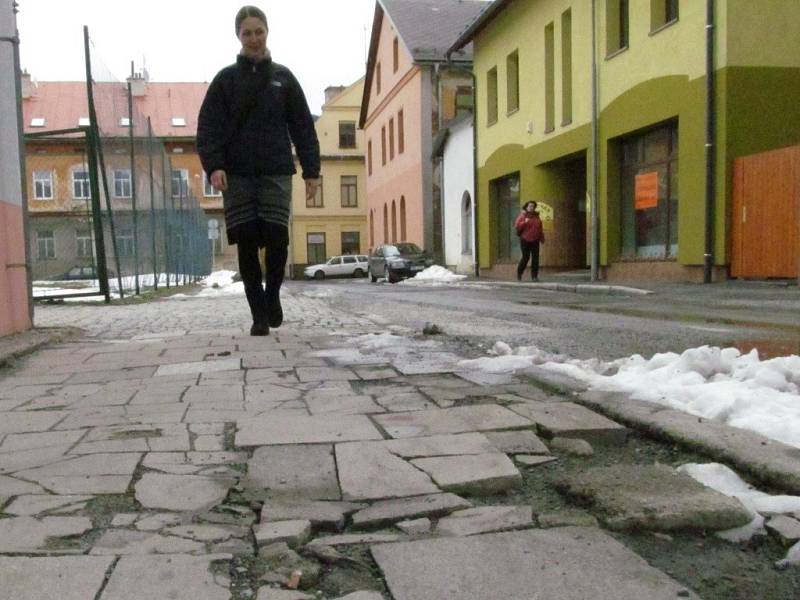 Rozbitý chodník na Komenského ulici v Jeseníku.