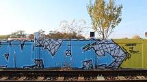 Graffiti při jízdě vlakem ze Šumperka do Zábřeha.