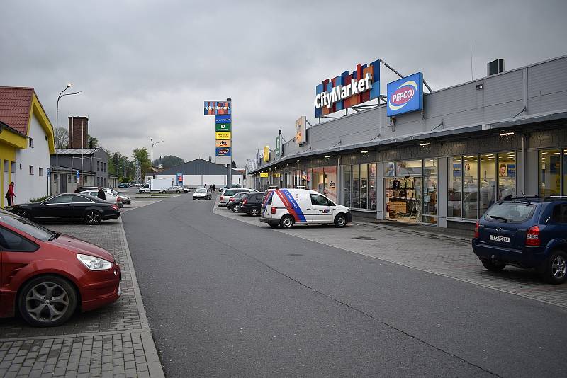 Obchod v nákupní zóně v Jeseníku, do něhož vjelo osobní auto.