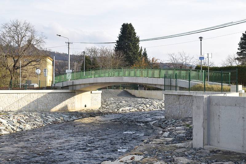 Protipovodňová opatření na řece Desné - lokalita u mostu mezi ulicemi Polní a U Hájenky.