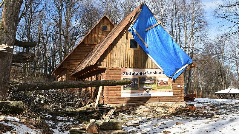 Škody po vichřici ve zlatokopeckém skanzenu ve Zlatých Horách v pátek 22. ledna 2021.