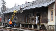 Na jesenickém nádraží začaly přípravné práce na jeho velkou rekonstrukci. Dělníci zde rozebírají nevyužívané dřevěné skladiště.