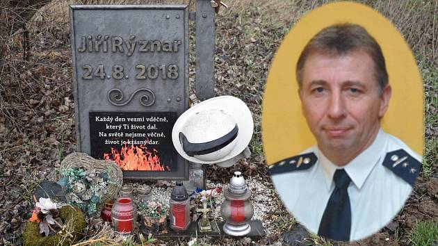 Zábřežský profesionální hasič Jiří Rýznar zemřel při nehodě při výjezdu k zásahu. V koláži pieta na místě tragédie u Libivé na Mohelnicku