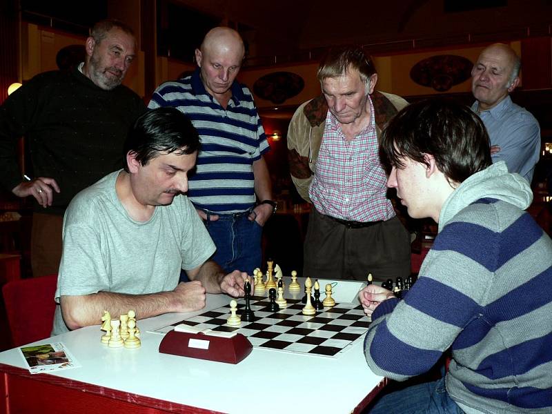 Partie posledního kola mezi Jiřím Stehlíkem (vlevo) a Janem Krejčím rozhodovala o umístění nejlepší trojice. Remíza znamenala nakonec pro Krejčího až 4. místo.