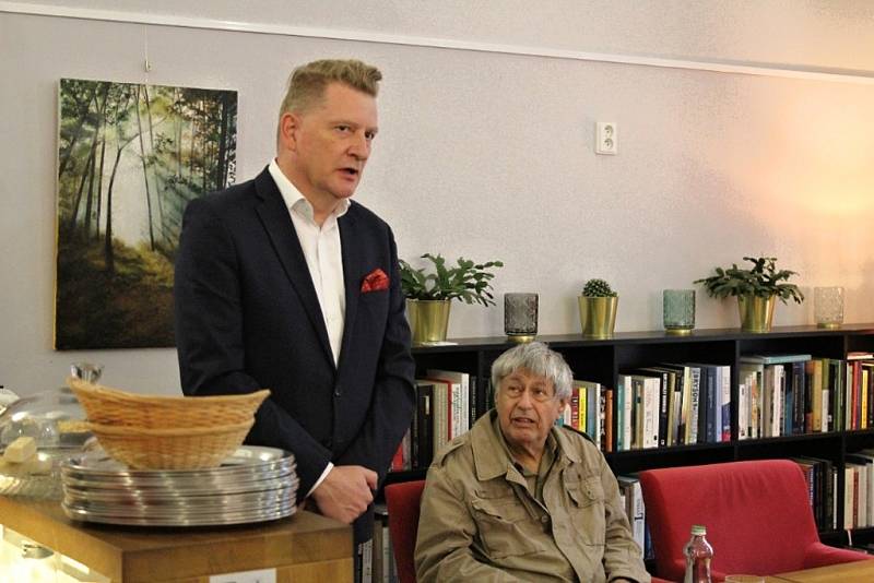 Český spisovatel Ivan Klíma slavil své 90. narozeniny.