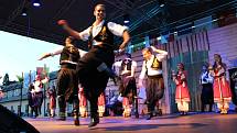 V pátek a v sobotu se na hlavních pořadech Mezinárodního folklorního festivalu v Šumperku představily postupně dvě desítky souborů. Mezi nimi byl i soubor z Kypru.