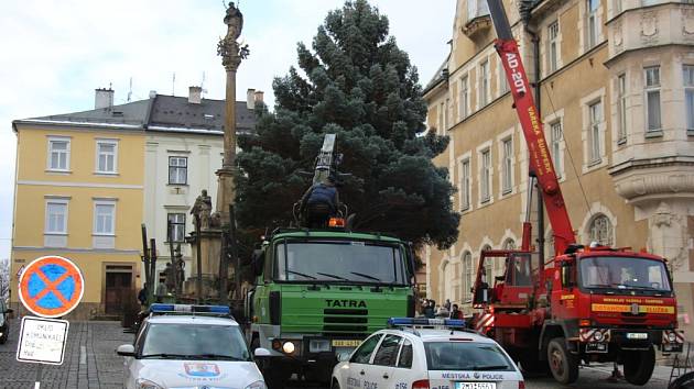 Cesta vánočního stromu na náměstí Míru v Šumperku