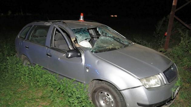 Třicetiletý řidič Škody Fabia boural v pondělí 16. srpna mezi Zábřehem a Rovenskem. Vyjel do pole, kde narazil do sloupu elektrického vedení.