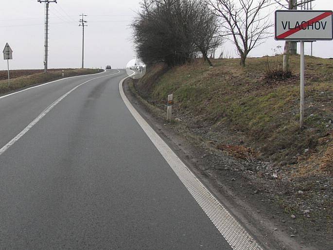 Místo nehody BMW a renaultu je na horizontu označeno světlou plochou